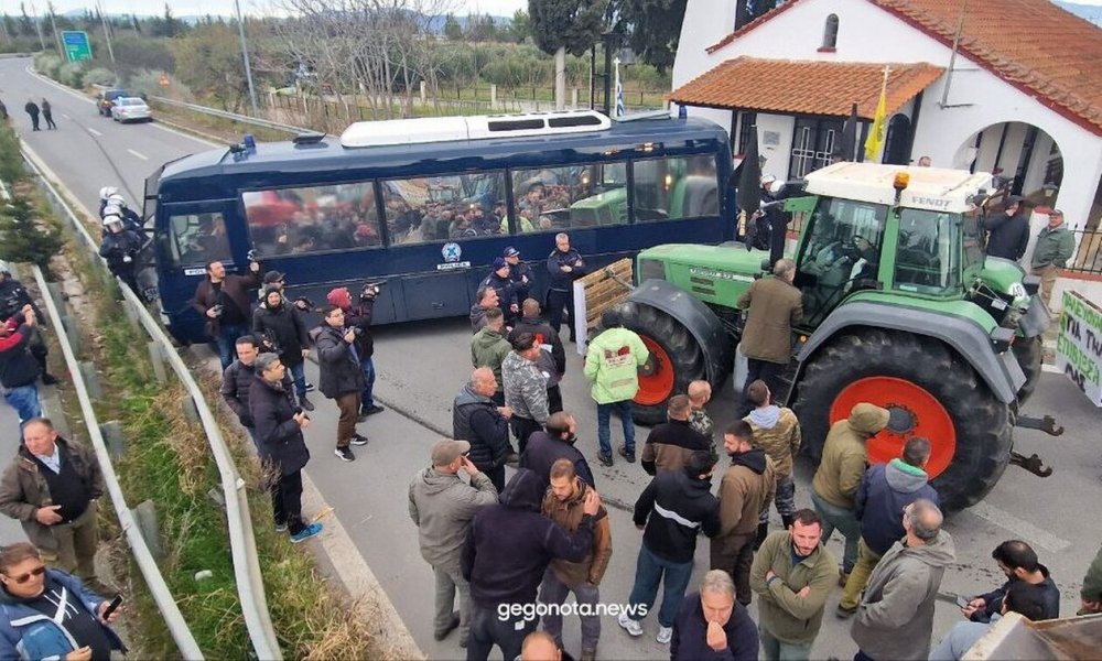 Αγρότες: Νέα ένταση με αστυνομικούς στον Αλμυρό - Κλιμακώνονται οι κινητοποιήσεις (Βίντεο)