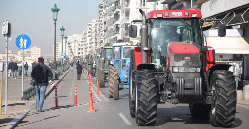  Με μαύρες σημαίες μπήκαν στην Θεσσαλονίκη εκατοντάδες τρακτέρ – Βίντεο και φωτογραφίες