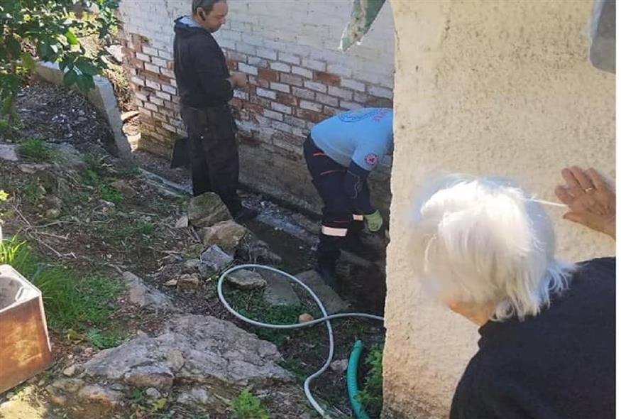 Μαγνησία: 93χρονη ζει μήνες σε άθλιες συνθήκες καθώς η κακοκαιρία χτύπησε το σπίτι της