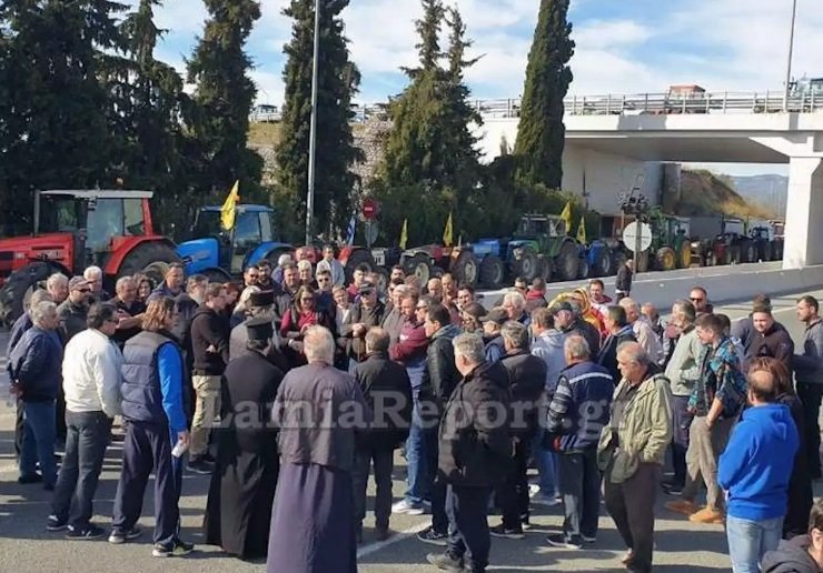 Κλειστή από αγρότες η εθνική οδός Αθηνών – Λαμίας