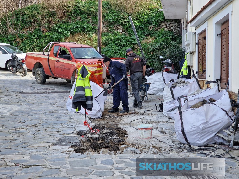 Αποκαθίστανται οι φθορές στα πλακόστρωτα της Σκιάθου