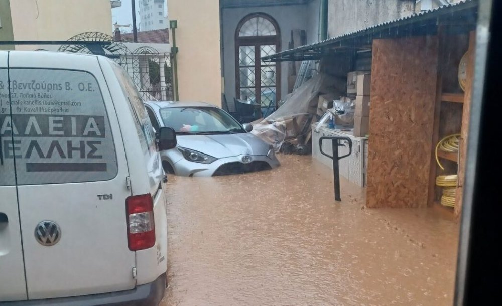 «Θάφτηκαν» στη λάσπη επιχειρηματίες και κάτοικοι  στο Παλιό Λιμεναρχείο