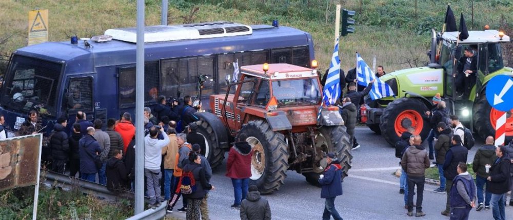 «Εισβολή» αγροτών στο αεροδρόμιο Αλεξανδρούπολης - Θέλουν να δουν τον Αυγενάκη