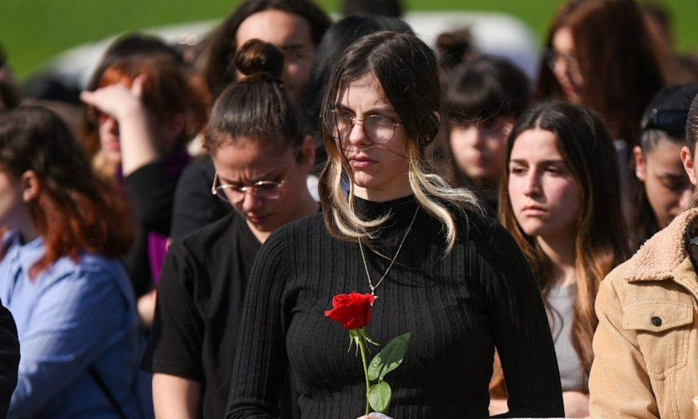 Τέμπη: Ράγισαν και οι πέτρες - Γέμισε με φοιτητές ο τόπος της τραγωδίας (βίντεο)