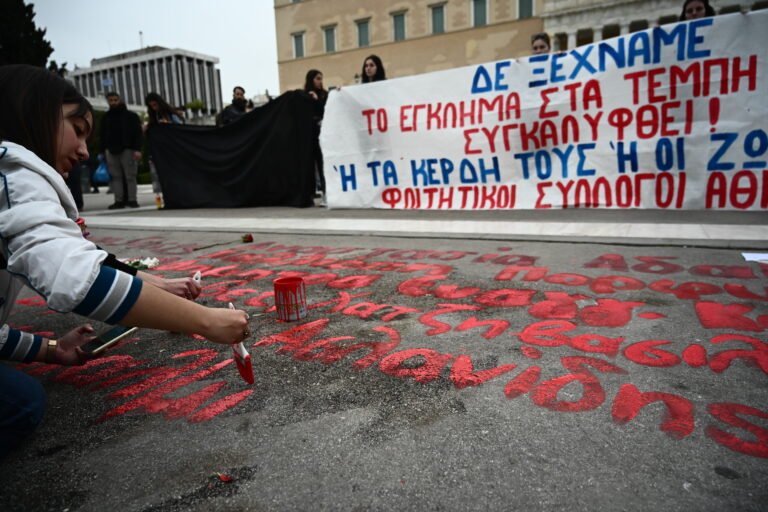 Φοιτητές ξαναγράφουν τα ονόματα των θυμάτων μπροστά στον Άγνωστο Στρατιώτη