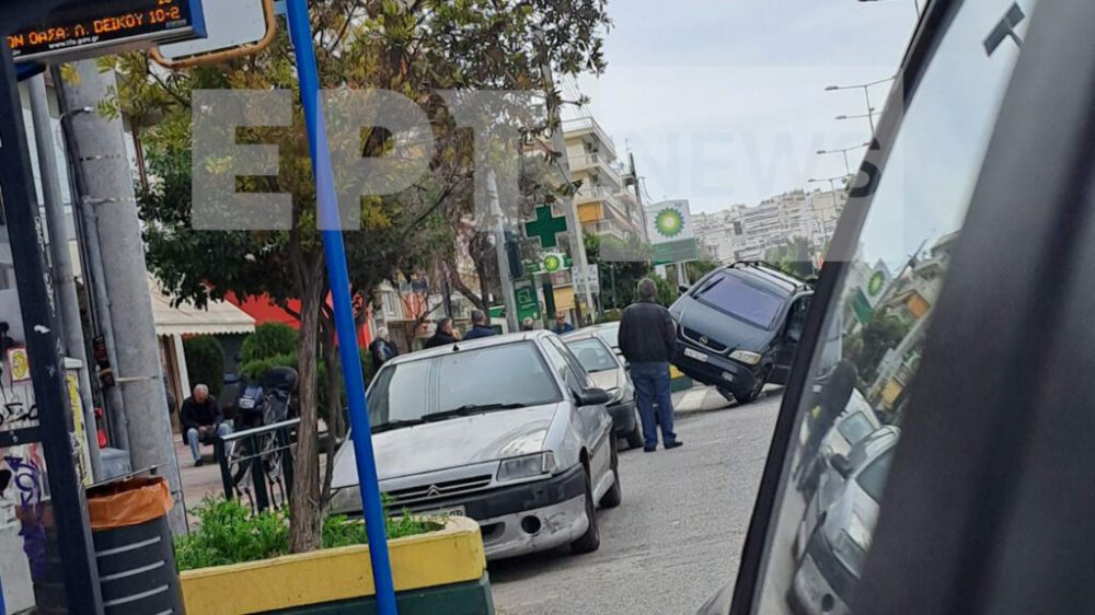 Τροχαίο από τα… λίγα στη λεωφόρο Βεΐκου: Διερχόμενο αυτοκίνητο καβάλησε παρκαρισμένα