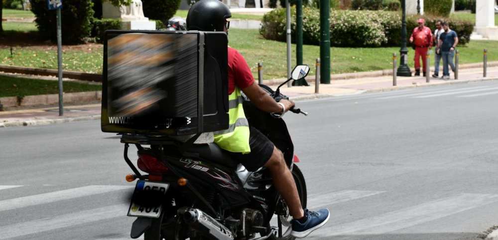 Ντελιβερας χτύπησε με τιμόνι πεζό αστυνομικό - Σκοπός του να αποφύγει τον έλεγχο 