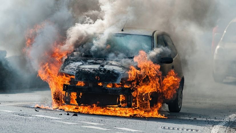 Φωτιά πήρε αυτοκίνητο ενώ βρισκόταν εν κίνηση στην είσοδο του Βελεστίνου