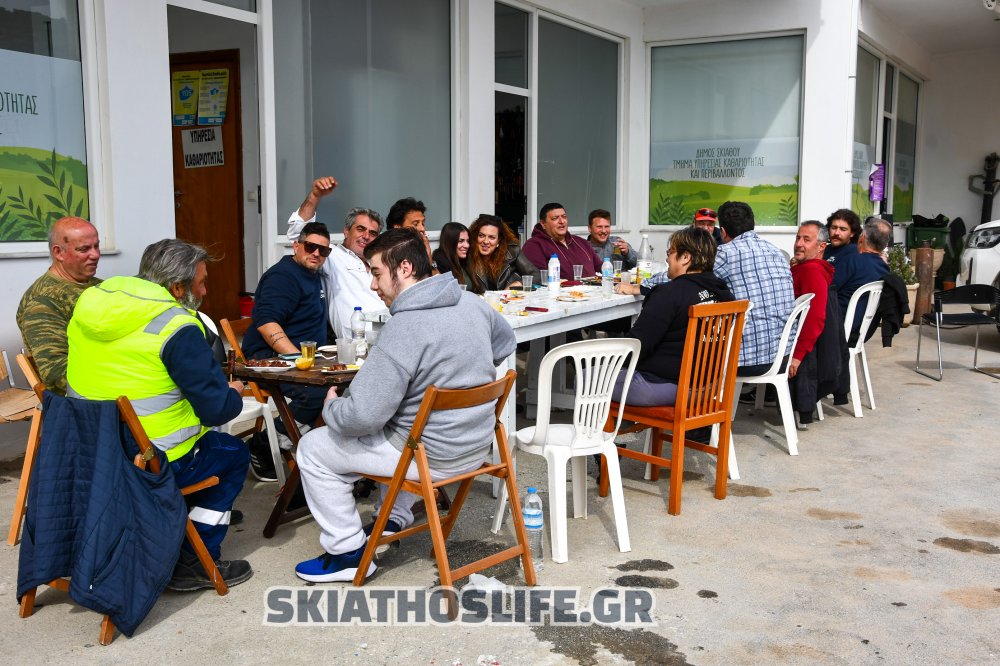 (εικόνες) Στην υγειά... των παιδιών της καθαριότητας Δήμου Σκιάθου