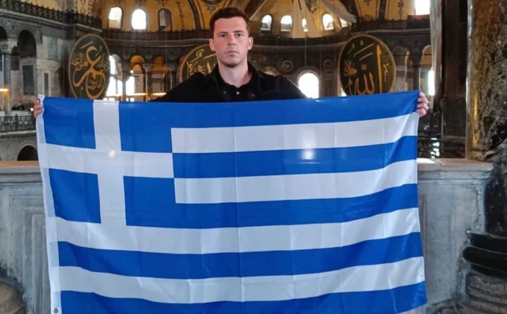 Έλληνας φωτογραφήθηκε με τη σημαία μέσα στην Αγία Σοφία – Αντιδράσεις στα social media