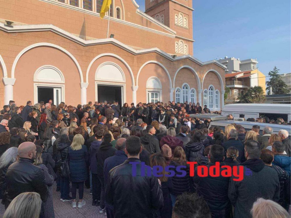 Αλεξανδρούπολη: Στο νοσοκομείο εσπευσμένα ο πατέρας του 15χρονου - Θρήνος στην κηδεία του παιδιού