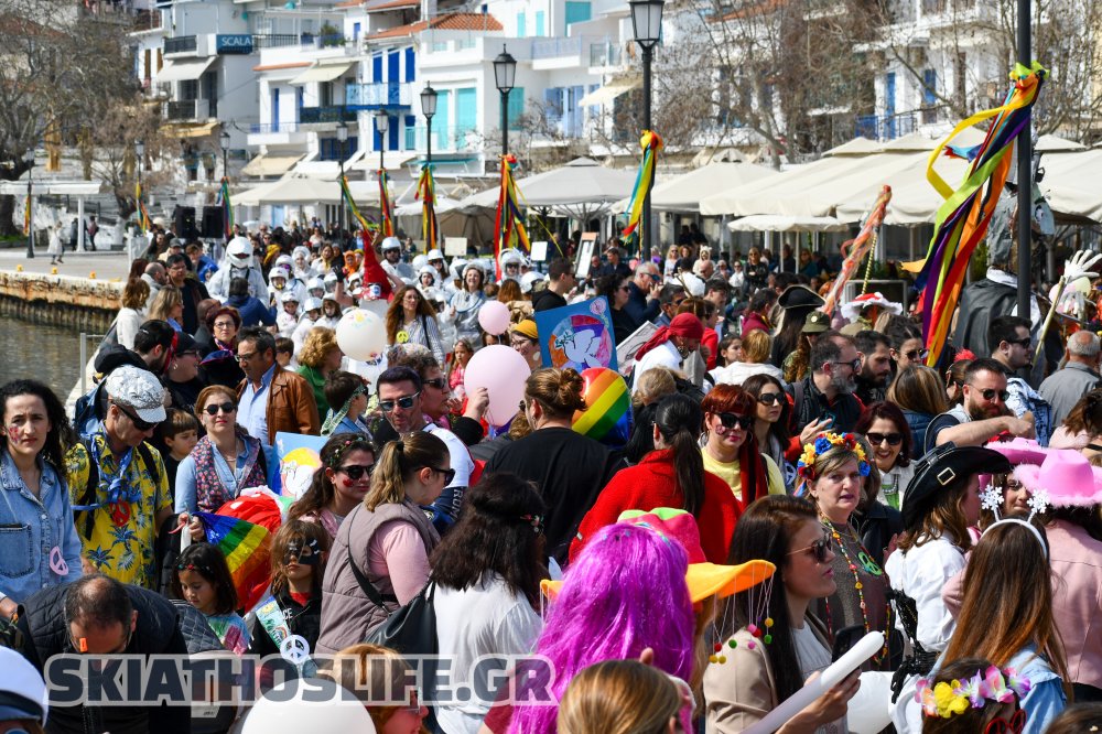 (gallery) Αποκριάτικο ξεφάντωμα στην Σκιάθο με μεγάλη καρναβαλική παρέλαση