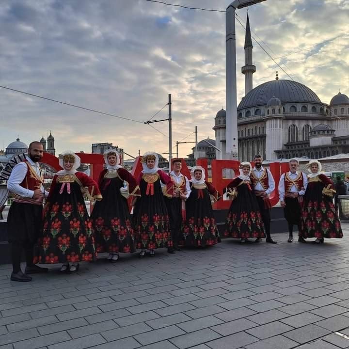 Χόρεψε μπροστά στην Αγία Σοφία ο πολιτιστικός σύλλογος Αλοννήσου(ΕΙΚΟΝΕΣ)