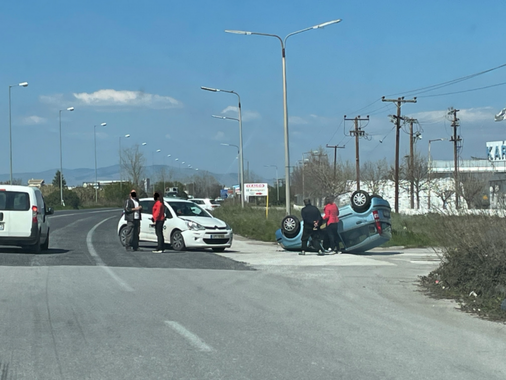 Τροχαίο στην Λαρισσα - «Τούμπαρε» αυτοκίνητο