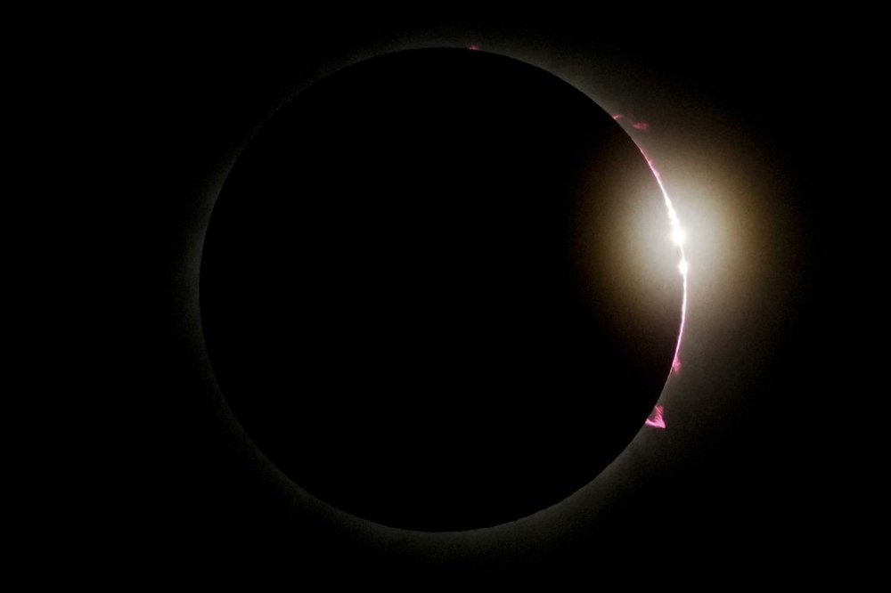 Εκατομμύρια άνθρωποι παρακολούθησαν την ολική έκλειψη Ηλίου  – Απίστευτες εικόνες 