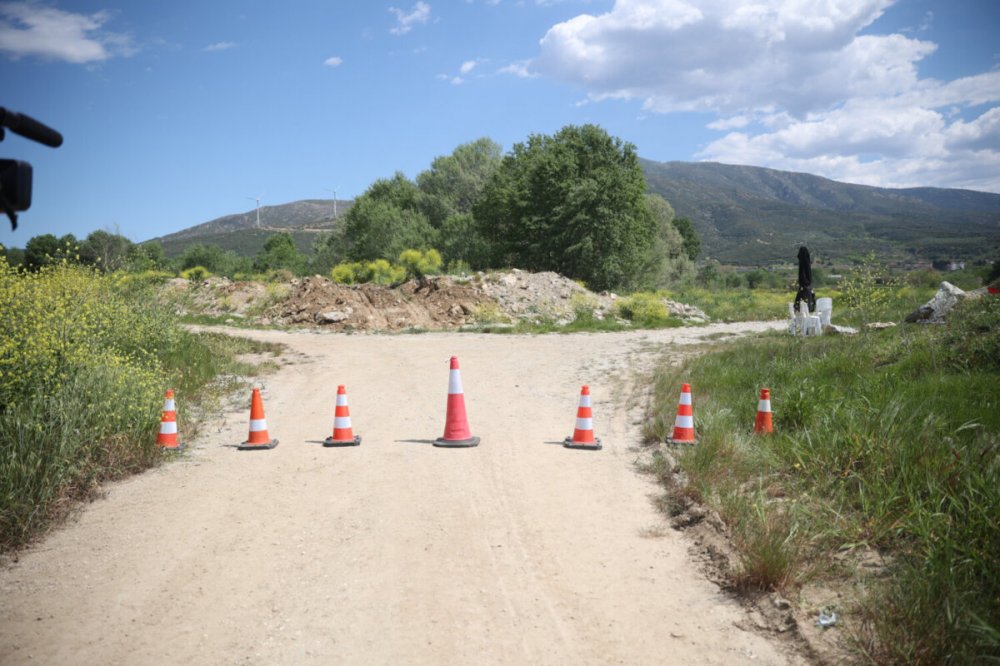 Τέμπη: Συνεχίζονται οι έρευνες των σκύλων στο οικόπεδο που μεταφέρθηκε χώμα από τα πρώτα βαγόνια της σύγκρουσης 