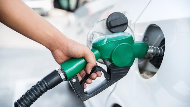 Ακρίβεια: Η βενζίνη αδειάζει το πορτοφόλι – Πάνω από 2 ευρώ στην Αττική, αγγίζει τα 2,4 στην Σκιάθο