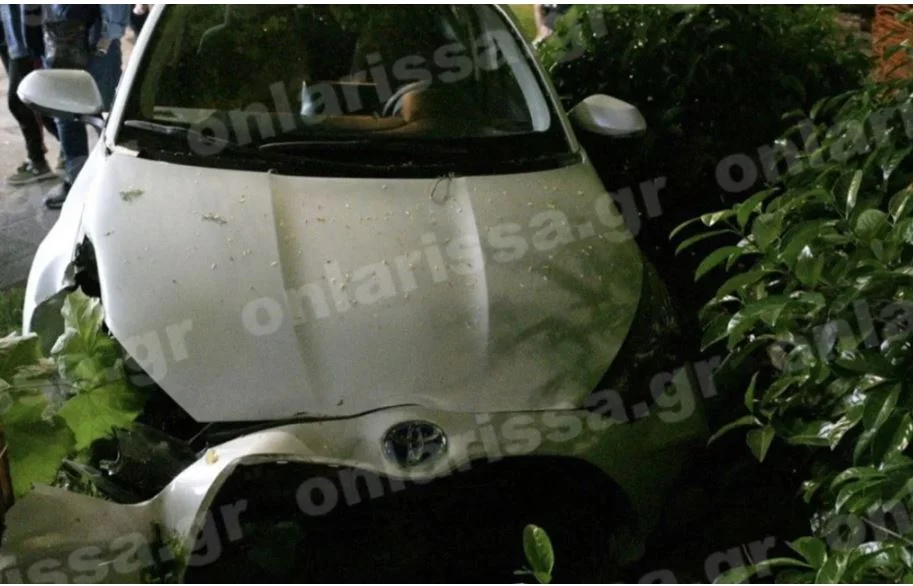 Σοβαρό τροχαίο στην Λάρισα: Αυτοκίνητο «προσγειώθηκε» σε παγκάκι