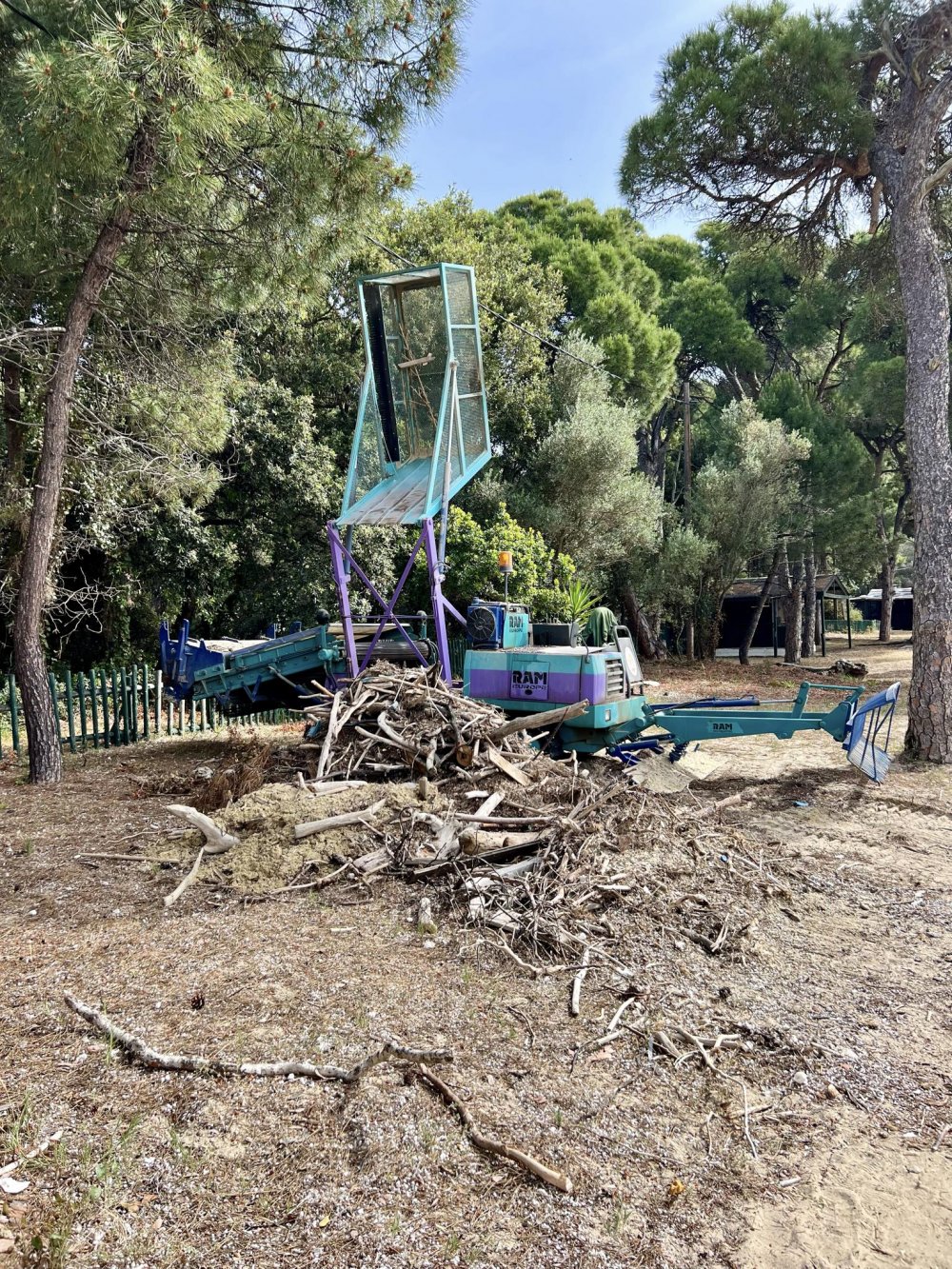 (εικόνες) ΣΚΙΑΘΟΣ ΓΙΑ ΟΛΟΥΣ : Επιτέλους ξεκίνησε ο καθαρισμός της παραλίας των Κουκουναριών