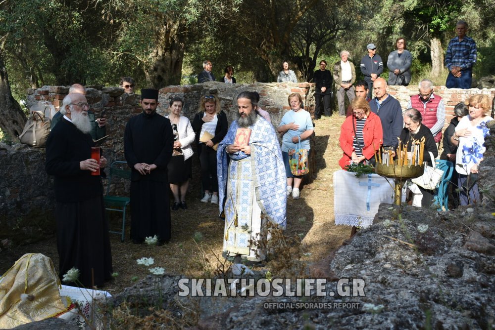 εικόνες & video από την συγκινητική ομιλία του π. Γιώργη Σταματά στα χαλάσματα της Αγιάς Σοφιάς στην Σκιάθο