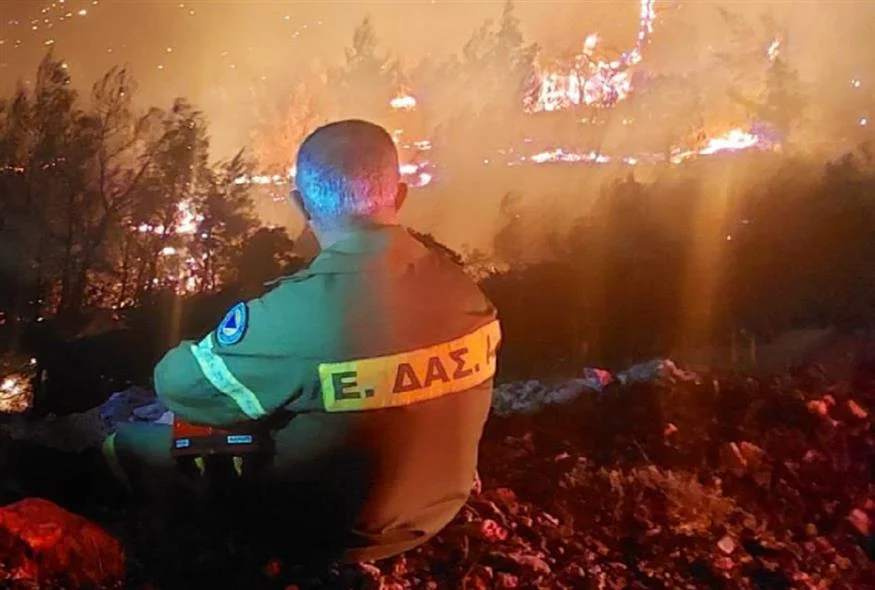 Φωτιά τώρα στην Αμοργό: Χωρίς ρεύμα το βόρειο τμήμα του νησιού μέχρι αύριο