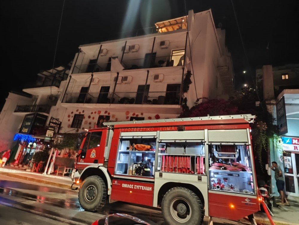 ΤΩΡΑ - Φωτιά σε ενοικιαζόμενα δωμάτια στο κέντρο της Σκιάθου 