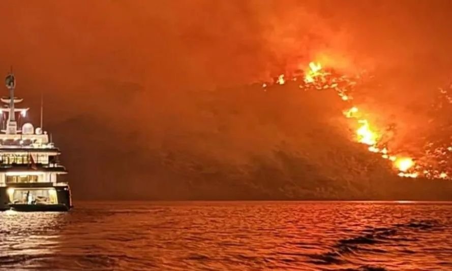 Οργή στην Ύδρα για τη φωτιά από πυροτεχνήματα που έριξαν από σκάφος