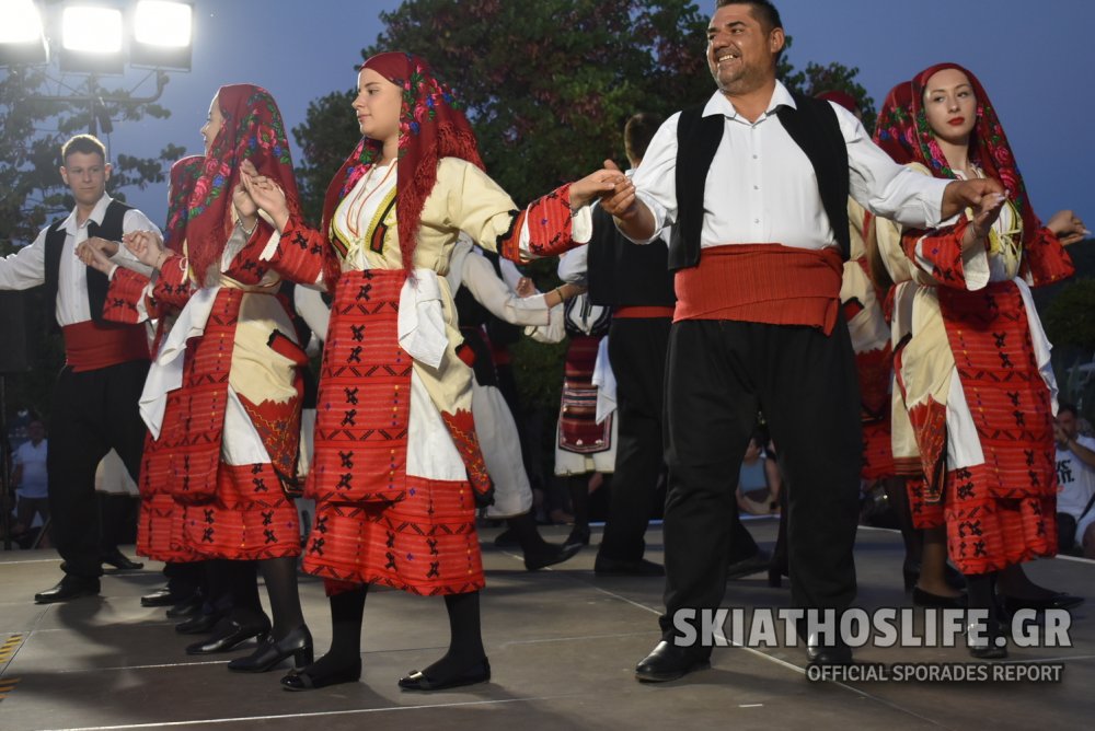 Φωτορεπορτάζ από την 2η βραδιά του 10ου Φεστιβάλ Παραδοσιακών Χορών Σκιάθου