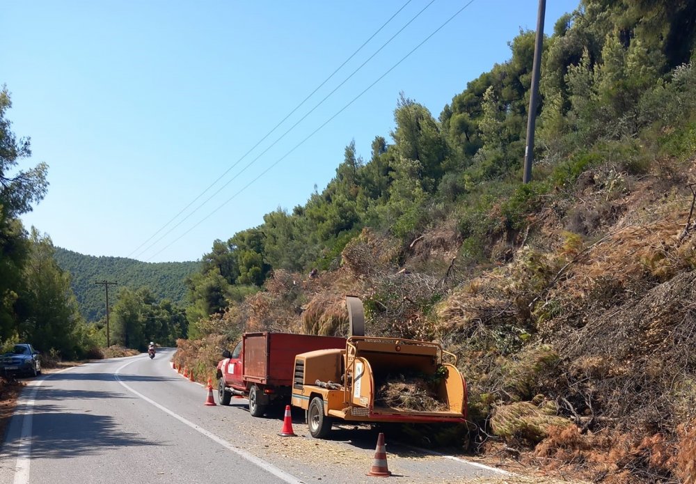 Σκόπελος : Θρυματισμός δασικών προϊόντων κατά μήκος της ηλεκτρικής γραμμής