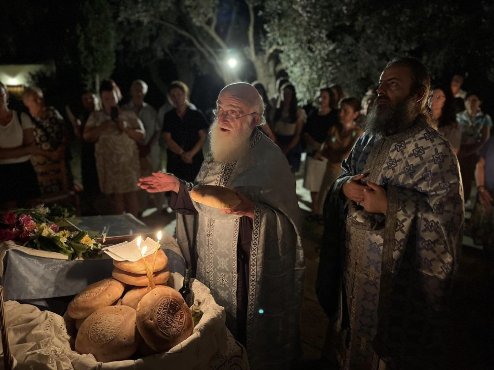 Φωτορεπορτάζ από την Αγρυπνία του Οσίου Παϊσίου του Αγιορείτου, στο εξωκκλήσι του Αη Γιώργη στην Πούντα