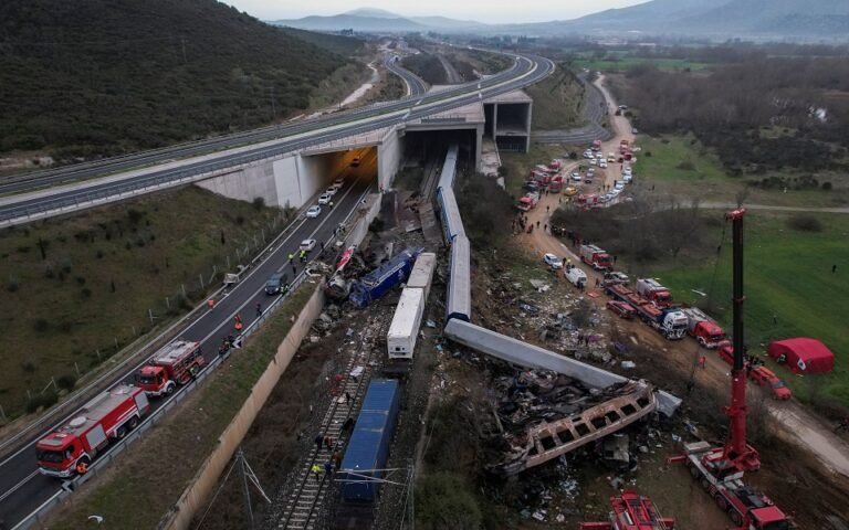 Ποινική δίωξη σε τέσσερις για τις παρεμβάσεις στο χώρο της τραγωδίας των Τεμπών