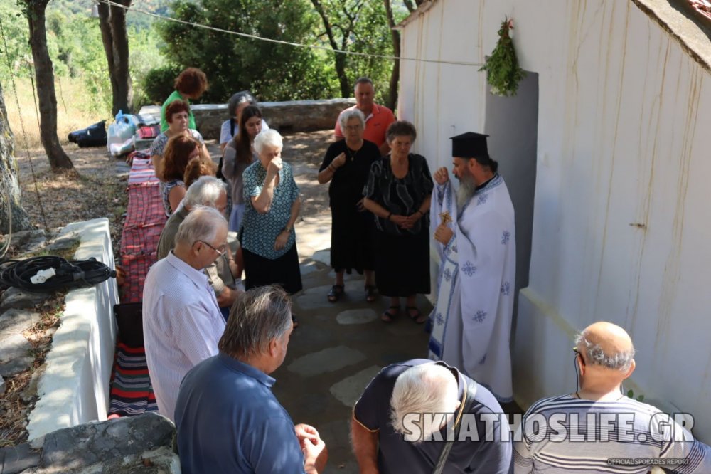  Σκόπελος : Φωτορεπορτάζ από την πανηγυρική Θεία Λειτουργία της Αγίας Παρασκεύης στον Πύργο