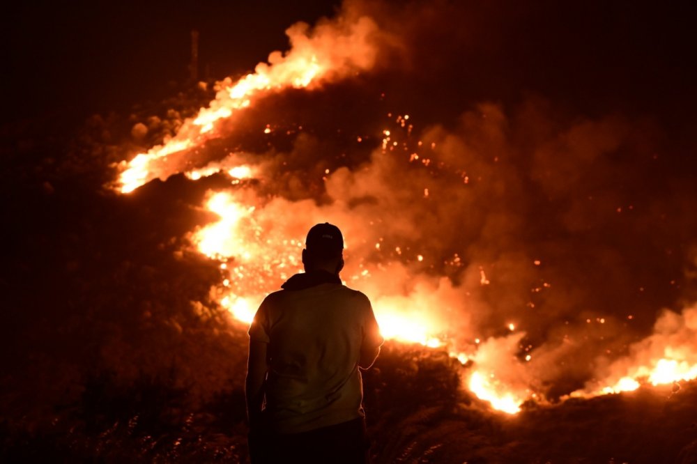 Μαίνεται η μεγάλη φωτιά στην Εύβοια – Νέο μήνυμα για εκκένωση των Πετριών