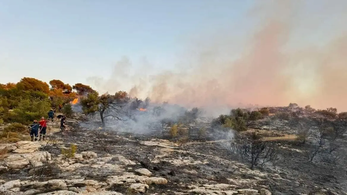 Γλυφάδα: Συνελήφθησαν δύο νεαροί που φέρονται να έβαλαν τη φωτιά στην Τερψιθέα