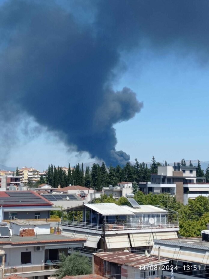 Πυρκαγιά σε επιχείρηση έξω από τη Λάρισα – Πυκνοί καπνοί στον ουρανό – Συναγερμός στις Αρχές