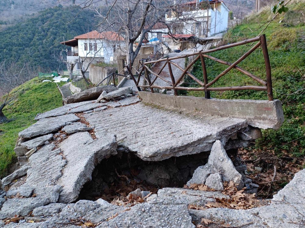 Κακοκαιρία Daniel – Δράκεια: Οι αγρότες πηγαίνουν με τα πόδια στα κτήματά τους λόγω των κατεστραμμένων δρόμων – «Είμαστε το πιο ξεχασμένο χωριό»