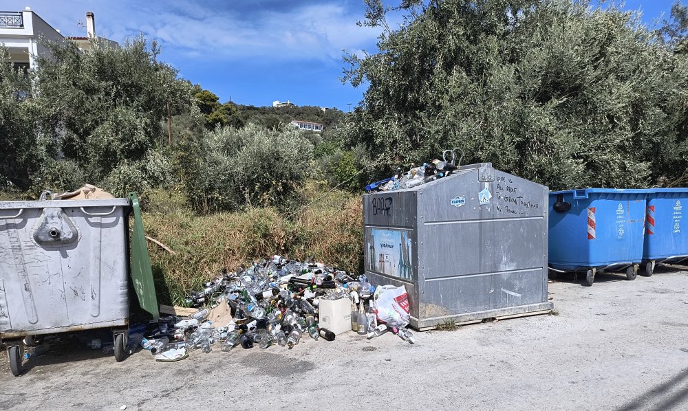 Aνυπόφορη η κατάσταση στην Σκιάθο με τη μη συλλογή γυαλιού