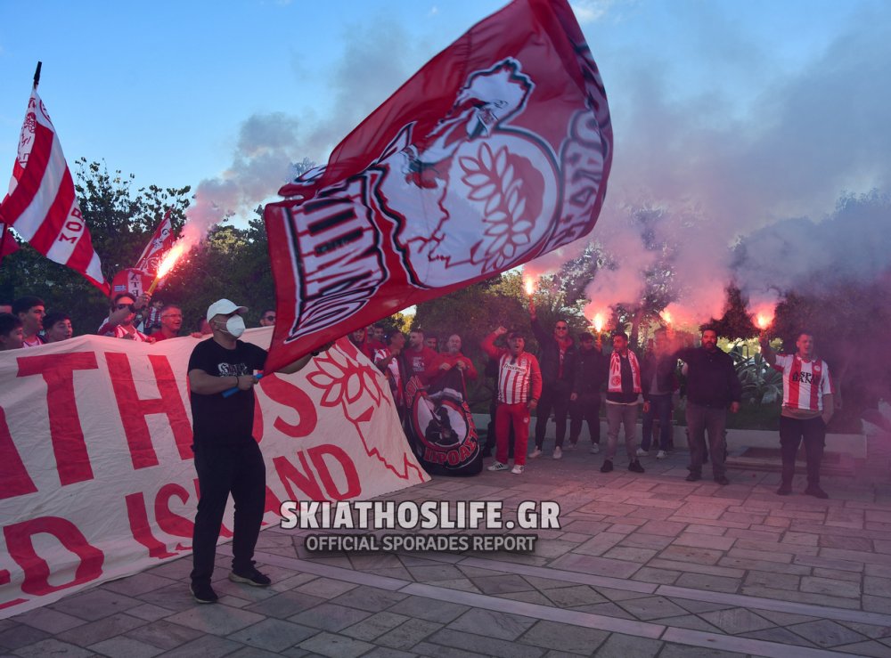 100+ photos | Η Σκιάθος βάφτηκε κόκκινη κατά την υποδοχή των Ευρωπαϊκών τροπαίων