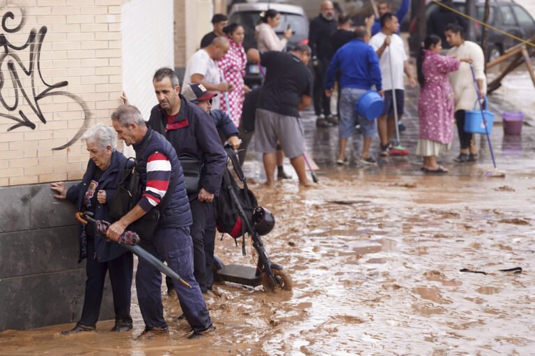 Ισπανία: Tουλάχιστον 70 νεκροί, πλημμυρισμένα σπίτια και δρόμοι – Τριήμερο πένθος κήρυξε η κυβέρνηση