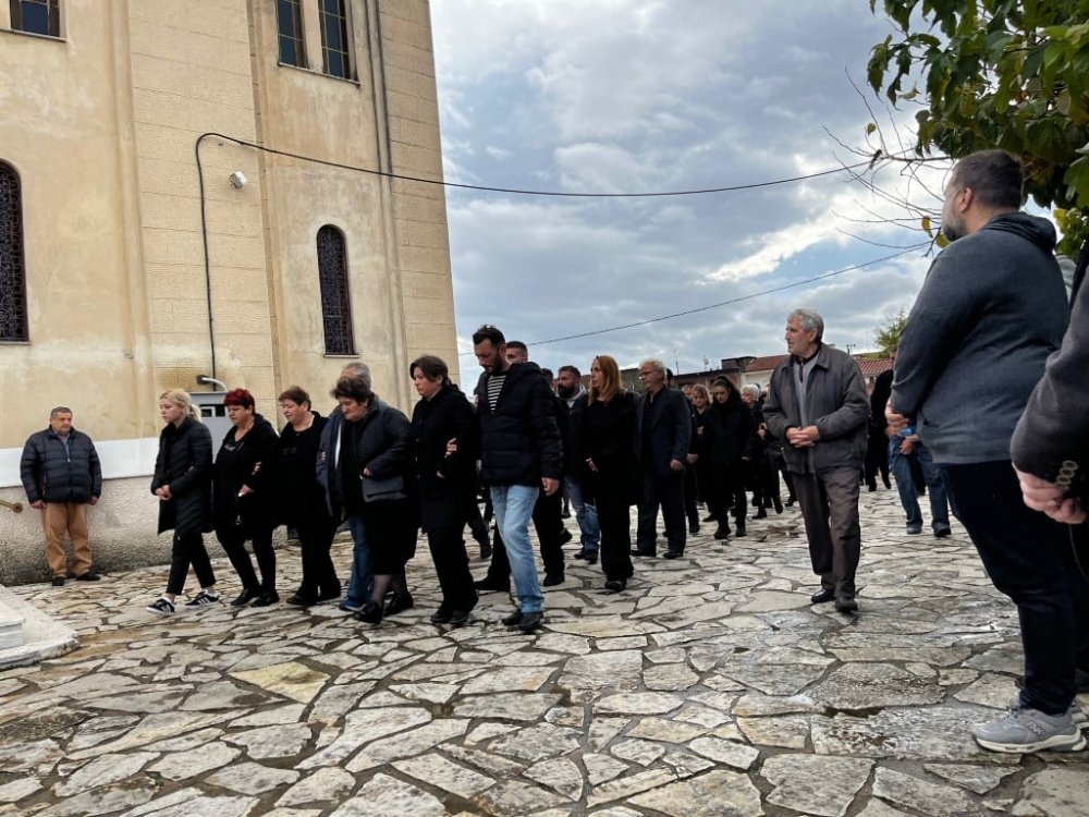 Γυναικοκτονία στο Αγρίνιο: Θρήνος στην κηδεία της Δώρας – Οργή για τον 30χρονο δολοφόνο της που οδηγείται στον εισαγγελέα