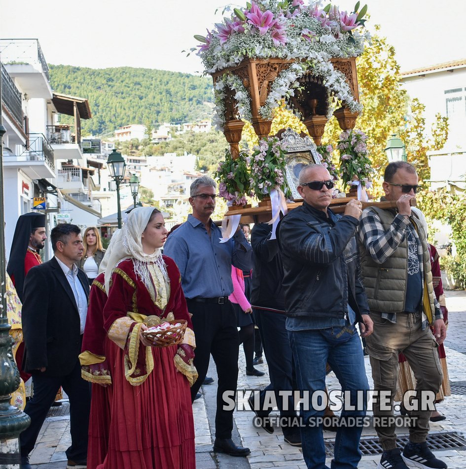 [εικόνες] Λιτάνευση της Ιεράς Εικόνας της Πολιούχου του νησιού Παναγίας Εικονίστριας