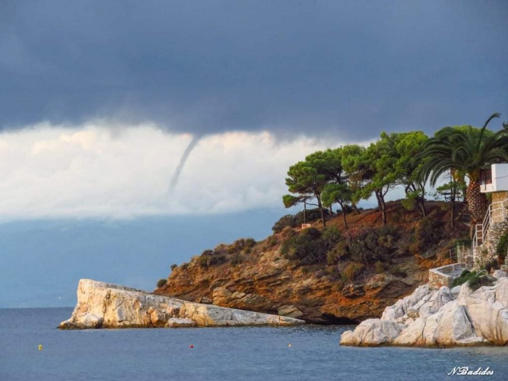 Πρωινός υδροστρόβιλος στην Σκιάθο 