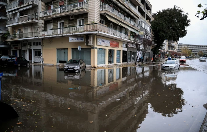 Κακοκαιρία Bora: Nεκρός στη Χαλκιδική, προσπάθησε να αποφύγει κομμάτια βράχων στο δρόμο και έπεσε σε χαντάκι