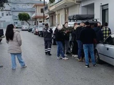 Ηράκλειο: 70 άτομα στην ουρά έξω από το σπίτι με ενοίκιο 400 ευρώ – «Η γειτονία νόμιζε ότι είχαμε κηδεία» λέει ο ιδιοκτήτης και αποκαλύπτει πώς επέλεξαν τον νοικάρη