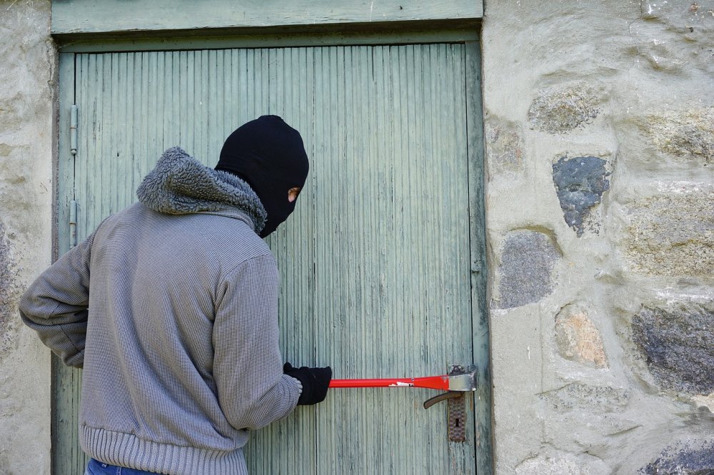 Σοκ τα μεσάνυκτα για Βολιώτη – Κλέφτης μπήκε στο σπίτι του έκλεψε χρήματα και κινητό και τον χτύπησε στο κεφάλι