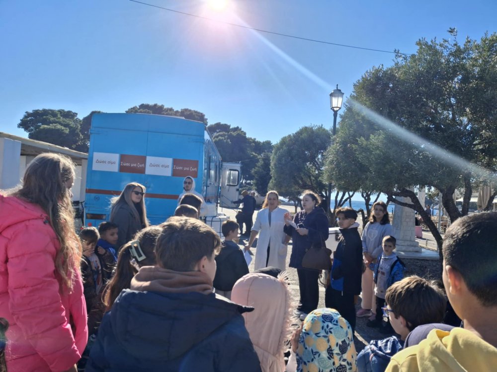 [Εικόνες] Στην Κινητή Μονάδα Αιμοδοσίας μαθητές του 1ου Δημοτικού Σχολείου Σκιάθου