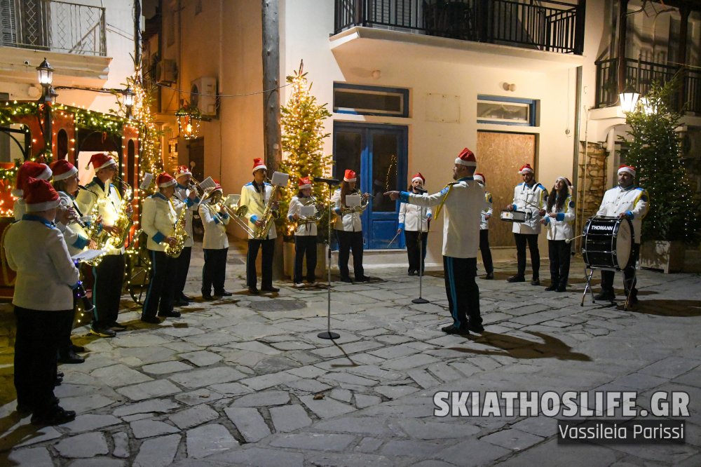 Φωτεινά Χριστούγεννα στην Παναγία Λιμνιά με την Φιλαρμονική του Δήμου Σκιάθου