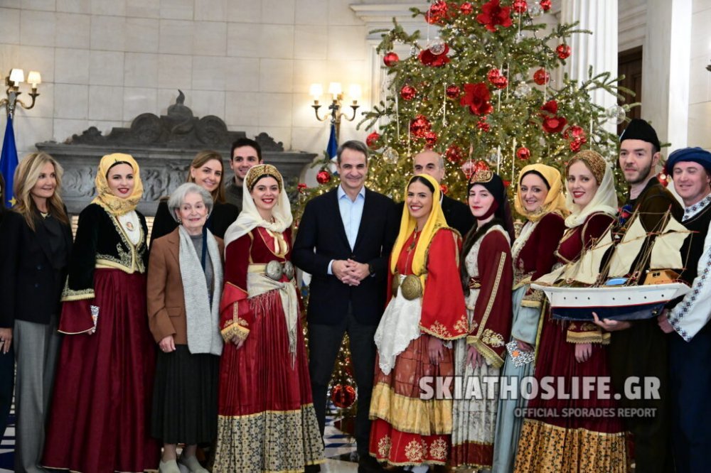 (εικόνες&video) Με την παραδοσιακή φορεσιά της Σκιάθου είπαν τα Κάλαντα των Χριστουγέννων στον Πρωθυπουργό το Λύκειο Ελληνίδων