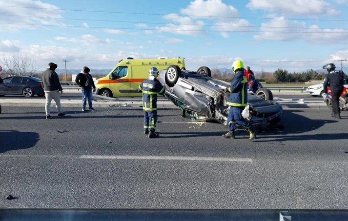 Φοβερό τροχαίο στην πόλη της Λάρισας – Τούμπαρε αυτοκίνητο στη μέση του δρόμου μετά από σύγκρουση