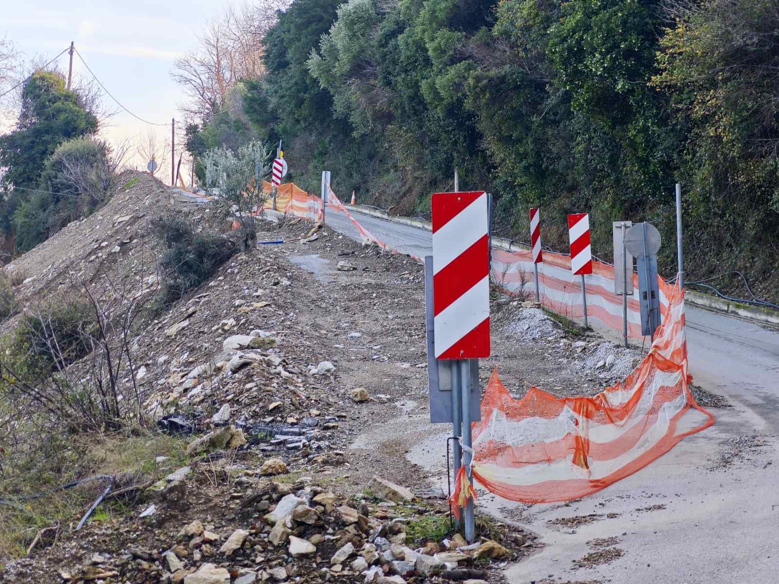 Σκιάθος: Ερωτήσεις χωρίς απάντηση από τον Δήμαρχο για το μπάζωμα στον Άγιο Ταξιάρχη